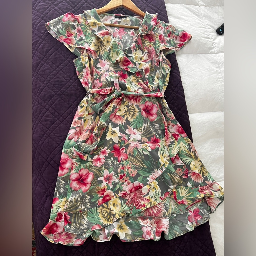 Never used summer dress, floral pattern, perfect, sexy, tropical, classy!